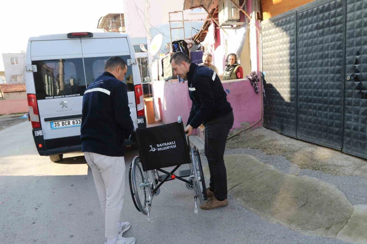 Bayraklı Belediyesinden engelli vatandaşlara tekerlekli sandalye
