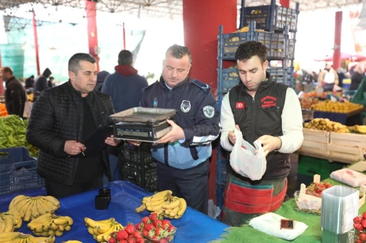 Bayraklı’da zabıtadan pazar yerlerinde tartı denetimi
