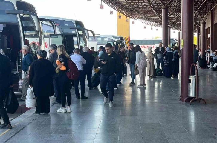 Bayram dönüşlerinin başlamasıyla otogarda yoğunluk oluştu
