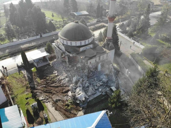 Bayram günlerinde köylülerin buluşma noktasıydı, yıkıldı
