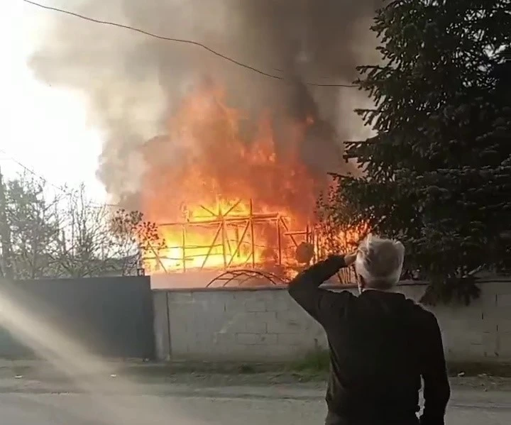 Bayram günü korkutan yangın: Ahır alev topuna döndü
