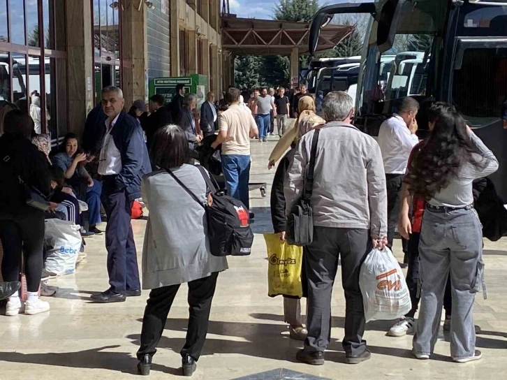 Bayram tatilinin son gününde otogara akın ettiler