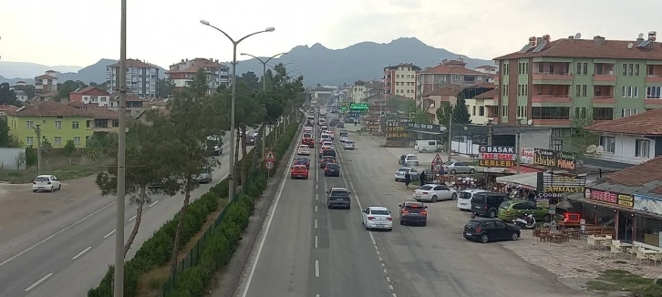 Bayram tatilinin son gününde yollarda yoğunluk yaşanıyor
