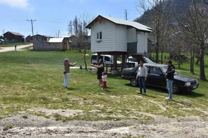 Bayramda güzel havayı fırsat bilen soluğu yaylada aldı
