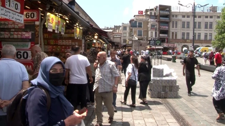 Bayramlık çikolata ve şeker almak isteyenlerin tercihi Eminönü oldu
