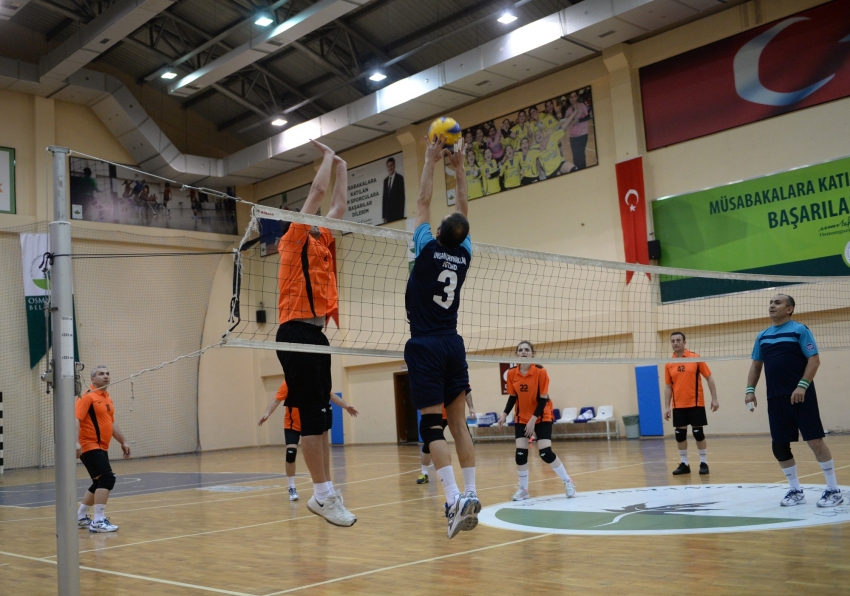 Belediye personeli voleybol turnuvasında stres atıyor