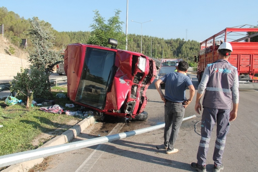 Minibüs direğe çarparak takla attı: 5 yaralı