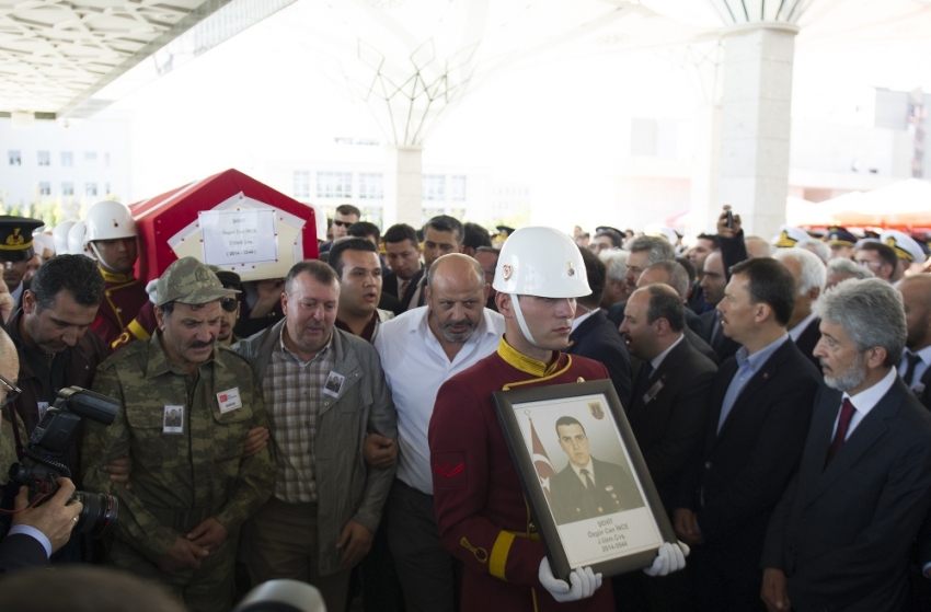 Babası ve kardeşi şehidi asker kıyafetiyle uğurladı