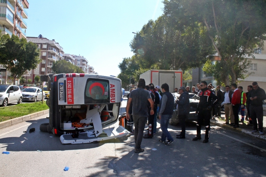 Facia alışveriş poşetlerini aracına yerleştirirken geldi