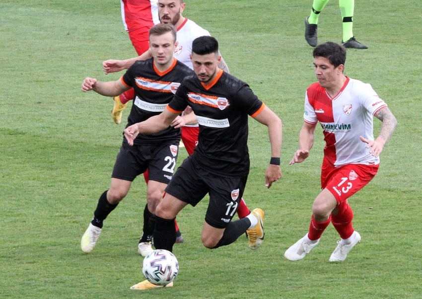 Adanaspor deplasmandan 3 puanla döndü