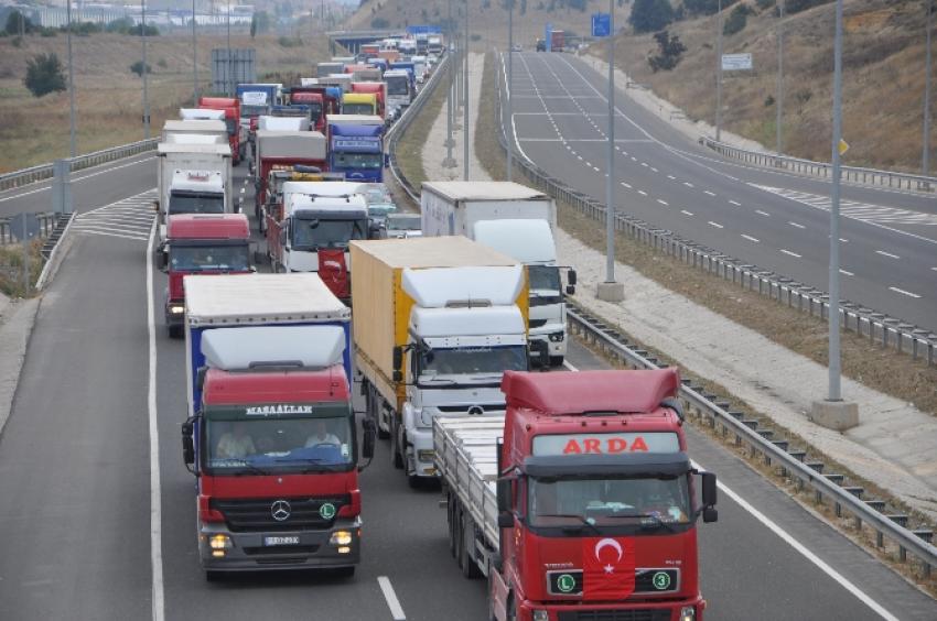 Yüzlerce kamyoncu tepki için buluştu