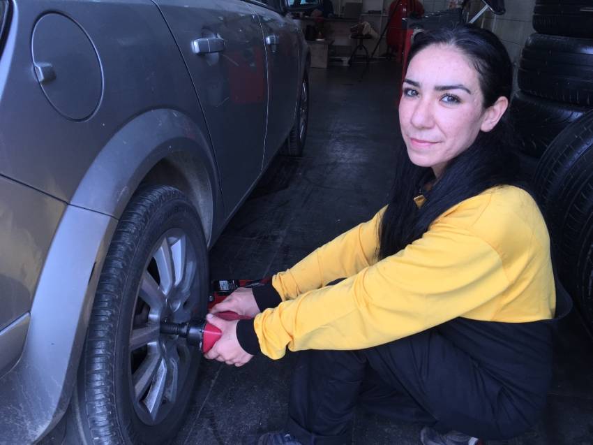 Kuaförlüğü bıraktı, oto lastikçisi oldu