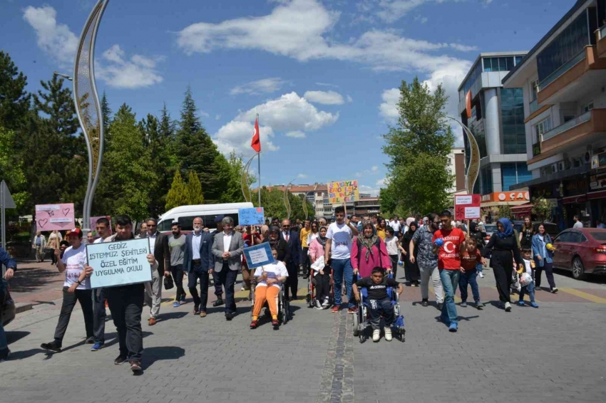 Engellilerden farkındalık yürüyüşü