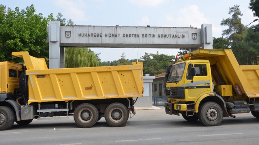 Askeri birliklerin önünde tedbir elden bırakılmıyor