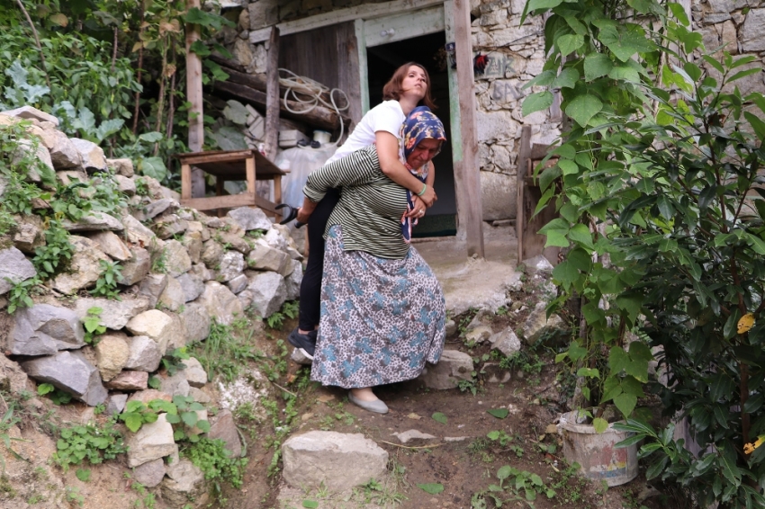 600 metrelik yolu annesinin sırtında gidiyor