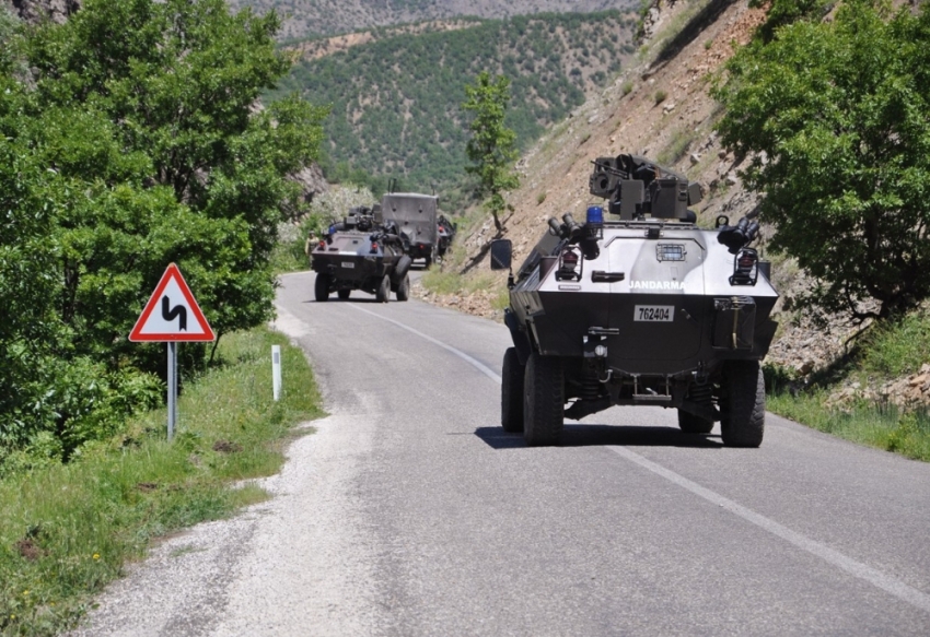 Askeri aracın geçişi sırasında patlama: 3 yaralı