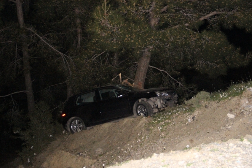 Uçuruma yuvarlanan otomobildeki 2 kişiyi ağaç kurtardı