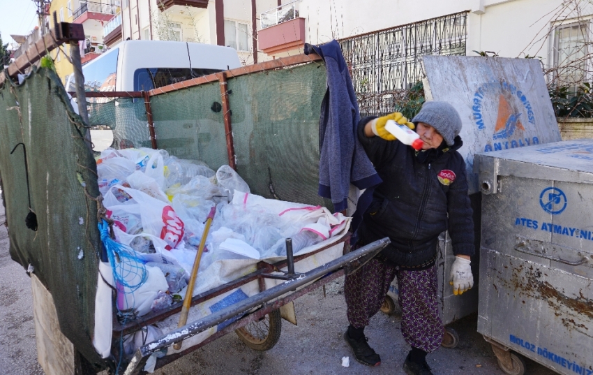 Topladığı kağıtlarla 3 çocuk büyüttü