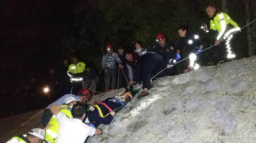 Samsun’da sürücüsü rahatsızlanan kamyonet uçurumdan yuvarlandı: 2 yaralı