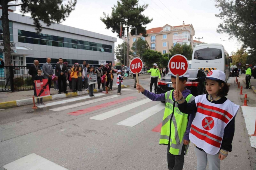 Öğrenciler trafik polisi oldu