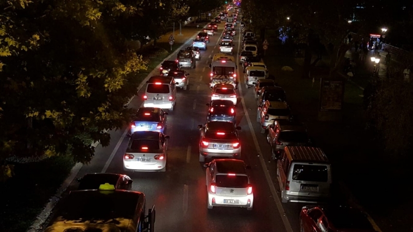 Tatilden dönüşler başladı, İstanbul yolu kitlendi