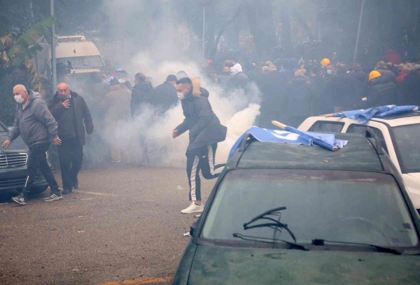 Arnavutluk’ta tansiyon yükseldi