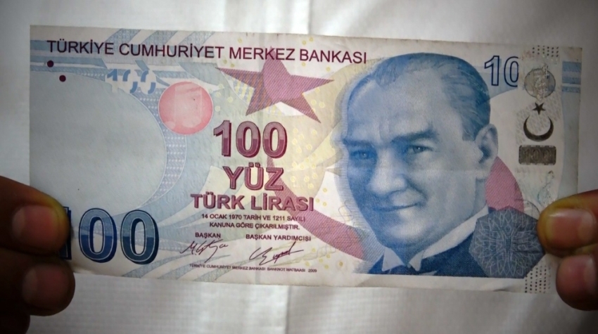 Üzerinde 10 yazan 100 liralık banknot görenleri şaşırttı