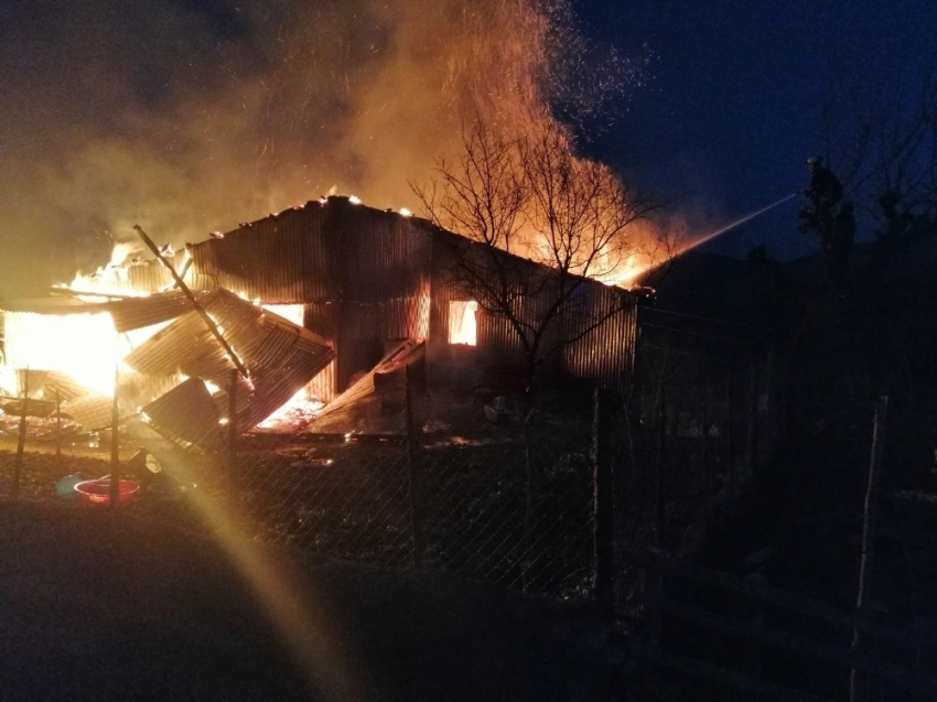 Sobadan çıkan yangın ahşap evi küle çevirdi