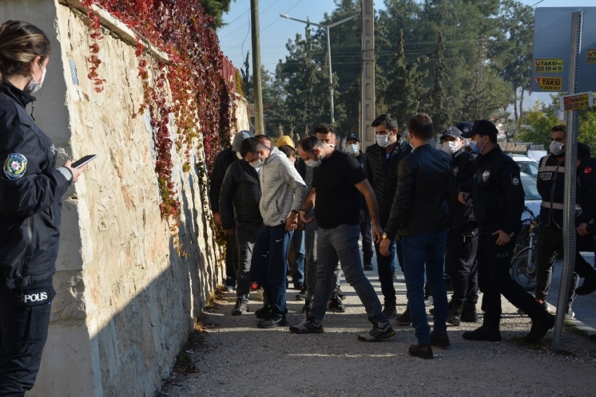 Darp ettikleri şahsı alıkoyan 12 kişi gözaltına alındı