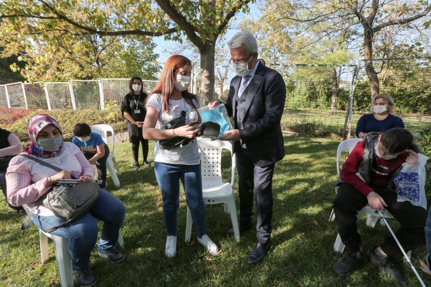 Başkan Erdem görme engellileri unutmadı