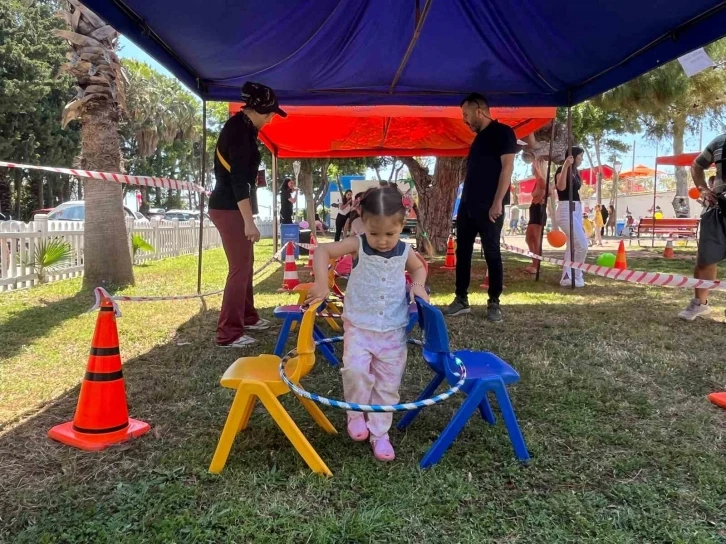 Bebek parkında  ebeveynler ve bebekler cimnastik yapıp eğlendi
