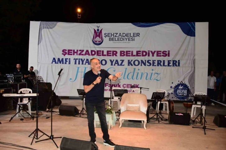 Bekir Develi ’Bizim Hikayemiz’le Manisalılarla buluştu
