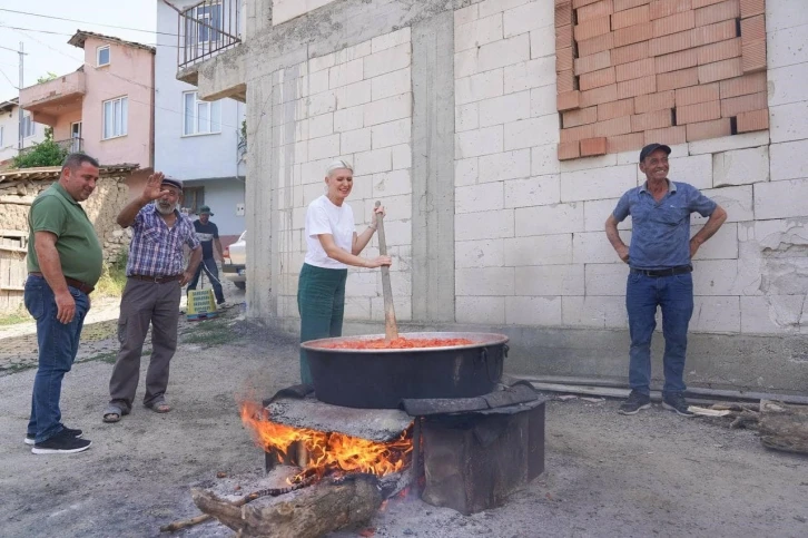 Belediye Başkan V. Melek Mızrak Subaşı, salça kazanının başına geçti
