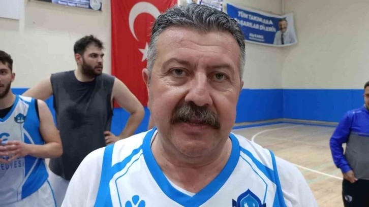 Belediye başkanı basketbol takımında
