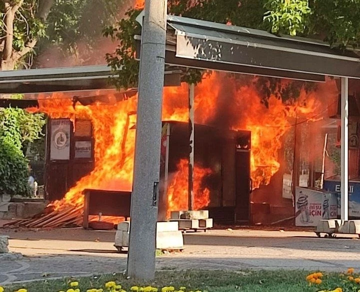 Belediye dükkânları alev alev yandı
