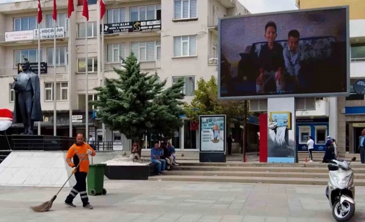 Belediye işçisine meydandaki dev ekrandan sürpriz Babalar Günü kutlaması
