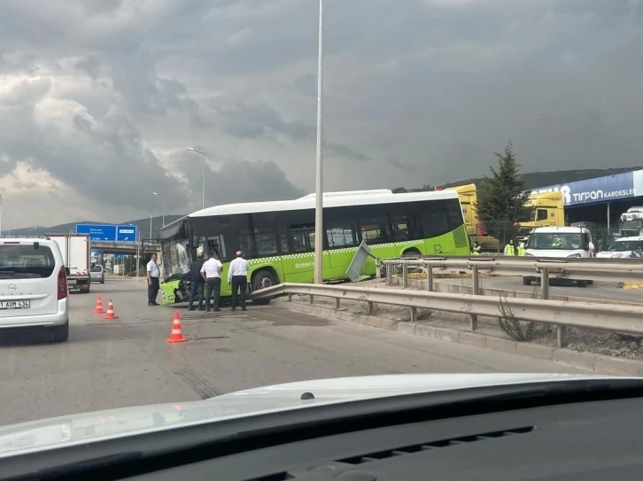 Belediye otobüsü bariyerlere çarptı, araçta yolcu olmaması faciayı önledi
