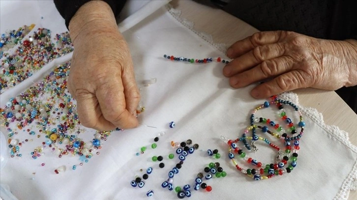 Berra nine 70 yıl önce mezun olduğu okul binasında takı tasarlıyor