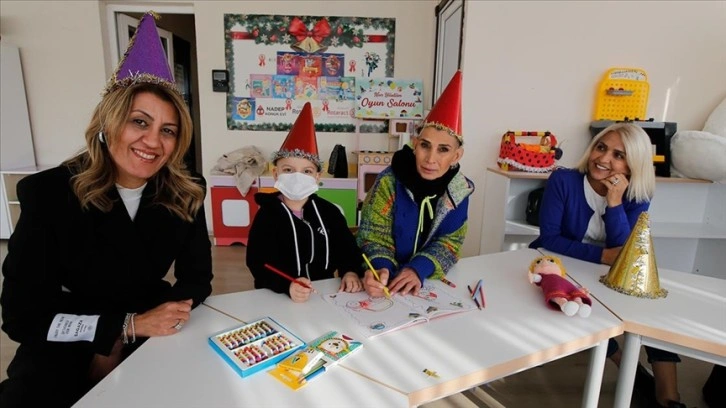 Beş kez kanseri yendi, hayatını lösemili çocuklara adadı