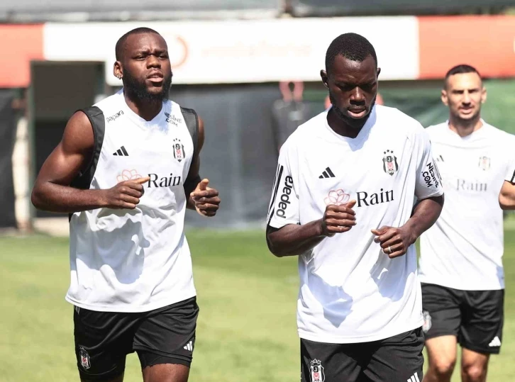 Beşiktaş’ta Aboubakar takımdan ayrı düz koşu yaptı
