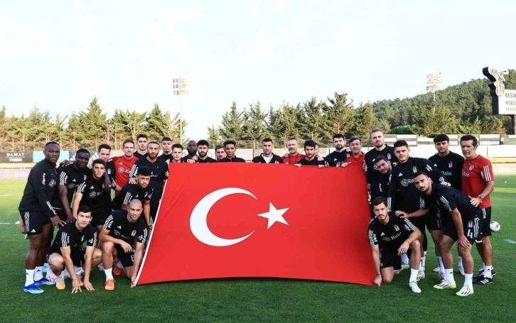 Beşiktaşlı futbolculardan Cumhuriyet’in 100. yılı kutlaması
