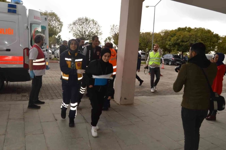 Besni Devlet Hastanesinde yapılan tatbikat gerçeği aratmadı
