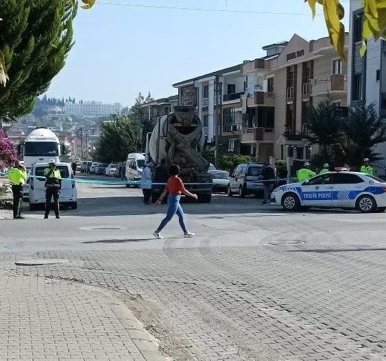 Beton mikseri altında kalan kadın hayatını kaybetti
