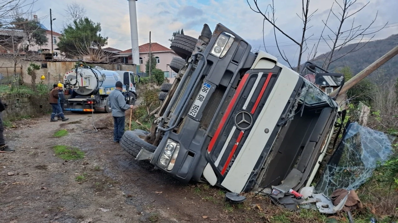 Beton mikseri devrildi, sürücü yara almadan kurtuldu
