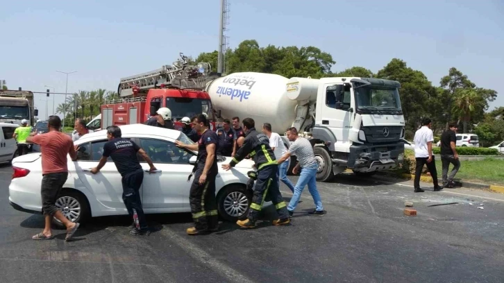 Beton mikseri ile otomobil çarpıştı: 1’i ağır 4 yaralı
