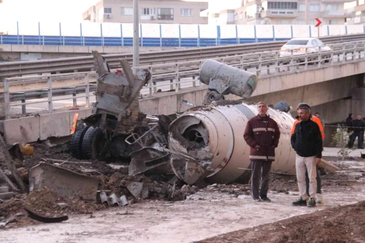 Beton mikseri viyadükten uçtu