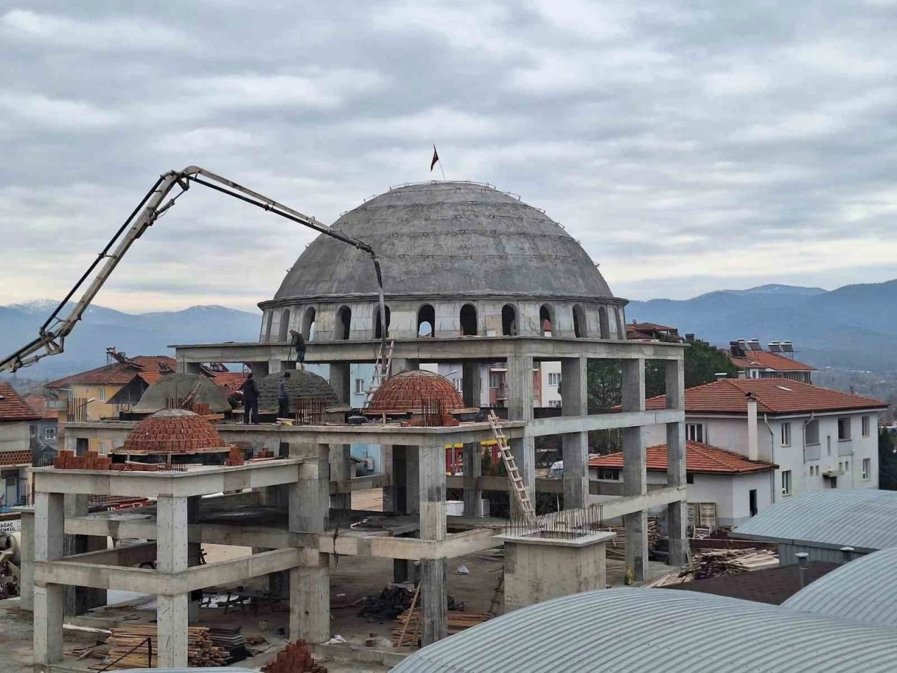 Beyağaç Çarşı Camisinin kubbesi erleştirildi
