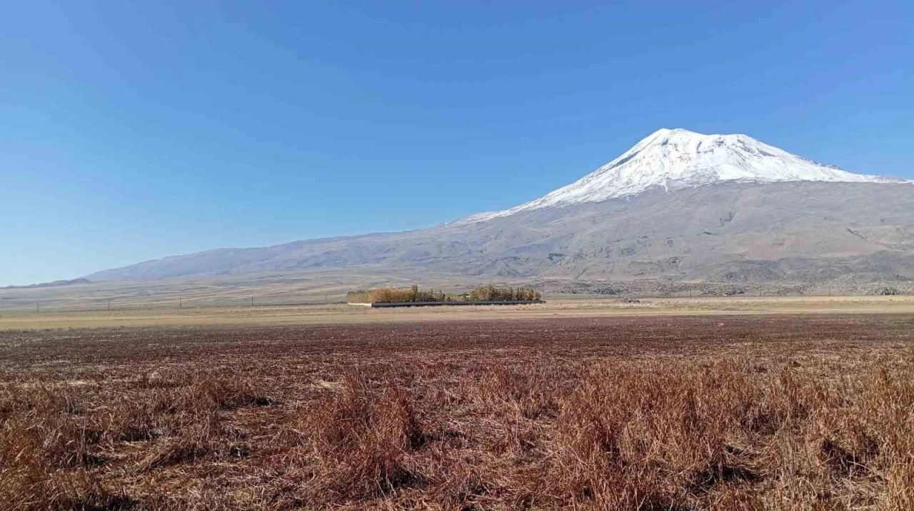 Beyaz gelinliğini giyen Ağrı Dağı, büyüleyici manzarasıyla kendine hayran bırakıyor
