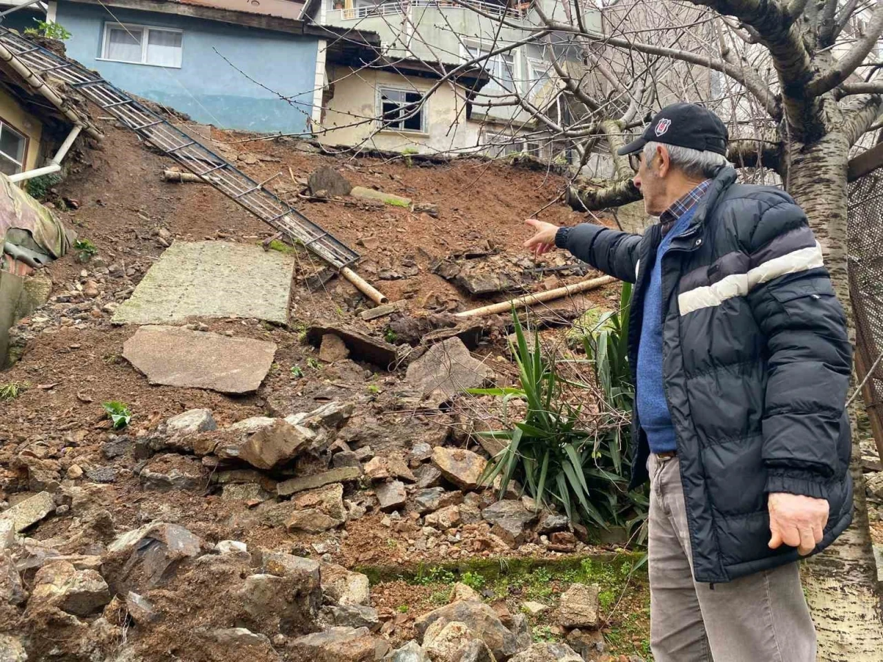 Beykoz’da 5 metrelik istinat duvarı çöktü
