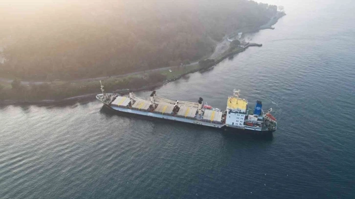 Beykoz’da karaya oturan yük gemisi havadan görüntülendi
